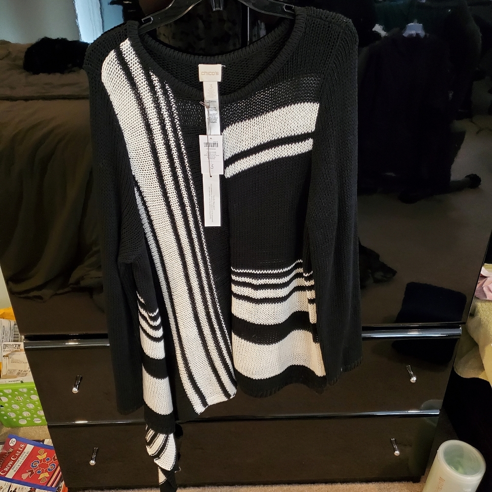 Pullover sweater. B&W. Assymetrical design & hem.